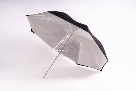Foto de Reflector de luz estudio de fotografía aislado sobre paraguas de fondo blanco - Imagen libre de derechos