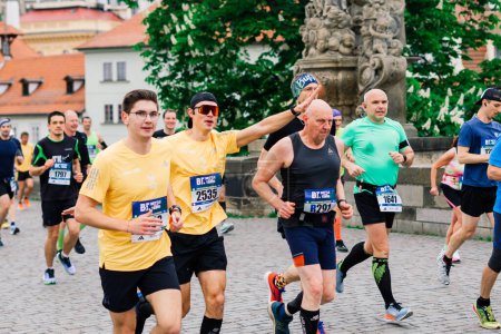 Foto de Praga, Chequia - 7 de mayo de 2023 - Deportistas de grupo corren maratón a la luz del sol - Imagen libre de derechos