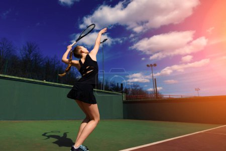 Téléchargez les photos : Joyeux belle fille sexy jouant au tennis sur le court. Sport et loisirs, loisirs. - en image libre de droit