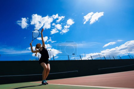 Téléchargez les photos : Joyeux belle fille sexy jouant au tennis sur le court. Sport et loisirs, loisirs. - en image libre de droit