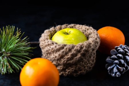 Foto de Mandarinas y manzanas en cestas y rodajas de mandarina peladas sobre la mesa. - Imagen libre de derechos