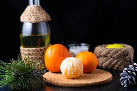 Foto de Mandarinas y manzanas en cestas y rodajas de mandarina peladas sobre la mesa. - Imagen libre de derechos
