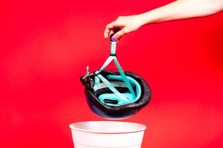Téléchargez les photos : Photo de casque de vélo et d'ingénieur dans une poubelle en plastique, prise de vue en studio - en image libre de droit