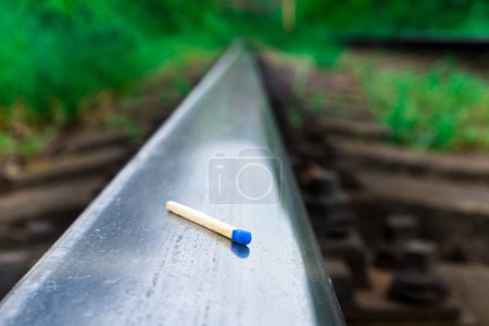 Téléchargez les photos : Allumettes sur un rail rail rails fond de voie, feu sur les chemins de fer concept - en image libre de droit