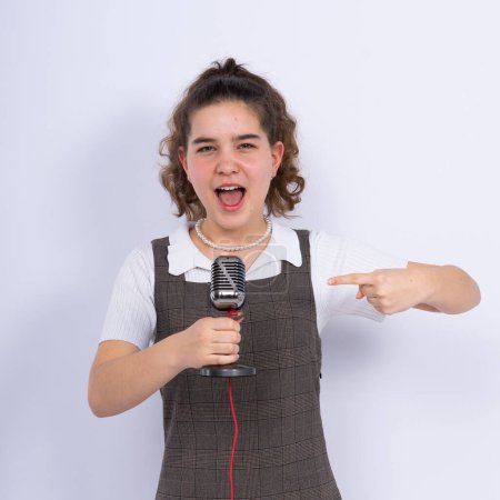 Jeune fille chanteuse effectuer karaoké isolé sur un fond blanc
