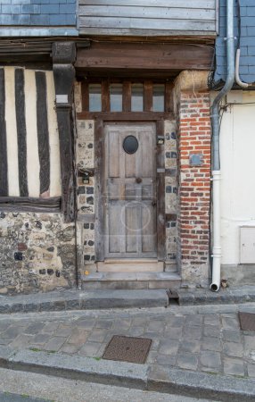 Historischer Eingang eines Hauses in Honfleur, einer Gemeinde im Département Calvados im Nordwesten Frankreichs