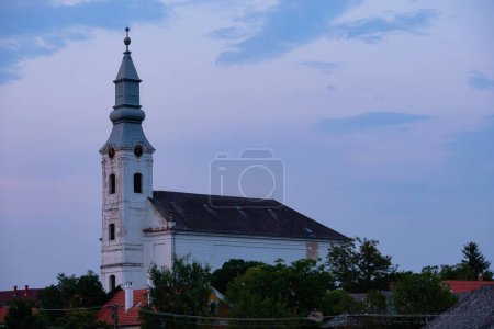 Foto de La actual iglesia reformada fue construida en 1769 y el campanario fue añadido a ella en 1825 - Koveskal, Hungría - Imagen libre de derechos