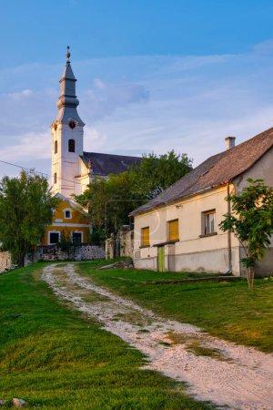 Téléchargez les photos : L'église actuelle réformée a été construite en 1769 et le clocher a été ajouté en 1825 - Koveskal, Hongrie - en image libre de droit