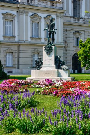 Téléchargez les photos : La statue du comte Gyorgie Laszlo Festetics de Tolna devant le palais des Festetics - Keszthely, Hongrie - en image libre de droit