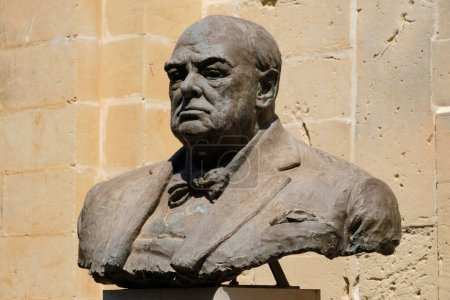 Téléchargez les photos : Buste en bronze plus grand que nature de Sir Winston Churchill, Premier ministre du Royaume-Uni en temps de guerre, dans les jardins de la Haute-Barrakka - La Valette, Malte - en image libre de droit