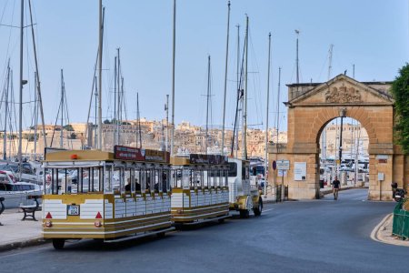 Foto de Tren divertido en la puerta del Almirantazgo del puerto deportivo del Gran Puerto - Vittoriosa, Malta - Imagen libre de derechos