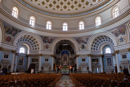 Téléchargez les photos : Pendant la Seconde Guerre mondiale, le 9 avril 1942, une bombe aérienne allemande a percé le dôme et est tombée dans l'église pendant la messe, mais n'a pas explosé Mosta, Malte- Mosta, Malte - en image libre de droit