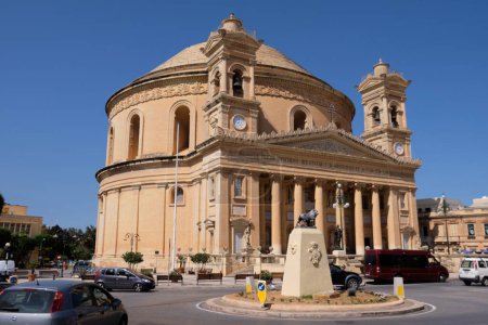Téléchargez les photos : Rotunda, la célèbre église en forme de dôme du XIXe siècle de Sainte-Marie qui, le 9 avril 1942, abrita plus de 300 personnes lors d'une attaque aérienne des avions ennemis - Mosta, Malte - en image libre de droit