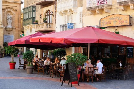 Téléchargez les photos : Bel endroit sur St. George Square pour de la nourriture, des rafraîchissements et du café - Victoria, Malte - en image libre de droit