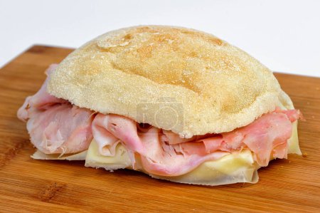 Téléchargez les photos : Sandwich au jambon et fromage sur une planche à découper en bois - en image libre de droit