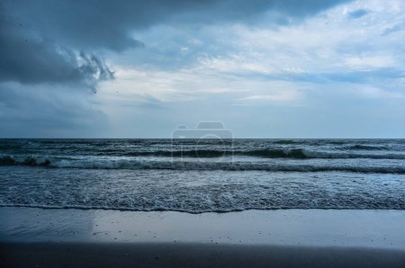Foto de El mar oscuro y amenazante presagia la llegada de una tormenta - Imagen libre de derechos