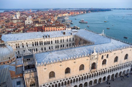 Foto de 12 / 02 / 2017 Venecia, Italia: Vista aérea del Palacio Ducal en la Plaza de San Marcos en Venecia, Italia, y de la ciudad - Imagen libre de derechos