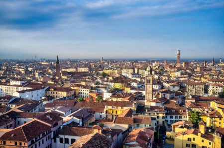 Blick auf Verona, Italien, von der Spitze der Aussichtsterrasse von San Zeno in Monte