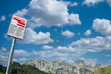 Signo bilingüe, italiano e inglés, indicando la zona de aterrizaje del helicóptero para rescate de montaña en los Dolomitas italianos
