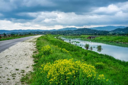 Travaux d'ingénierie fluviale pour la protection contre les inondations et des projets hydrauliques et de remise en état sur la rivière Agno Gua dans les municipalités de Trissino et Arzignano dans la province de Vicence Italie.