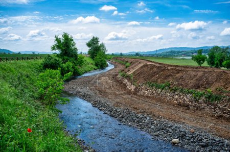 Flussbauarbeiten zum Hochwasserschutz sowie Wasserbau- und Rekultivierungsprojekte am Fluss Agno Gua in den Gemeinden Trissino und Arzignano in der Provinz Vicenza, Italien.