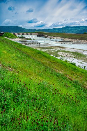 Travaux d'ingénierie fluviale pour la protection contre les inondations et les projets hydrauliques et de remise en état de la rivière Agno Gua dans les municipalités de Trissino et Arzignano dans la province de Vicence, Italie.