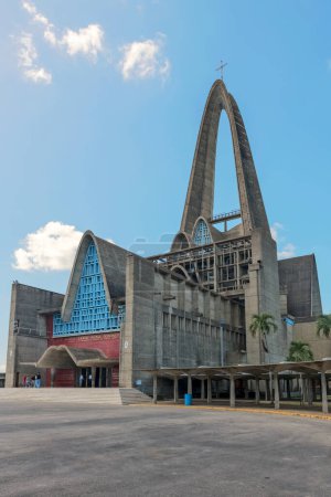 Téléchargez les photos : Basilique Nuestra Seora De La Altagracia la belle basilique catholique moderne, au design unique, située à Higuey, République dominicaine 25 décembre 2022 - en image libre de droit