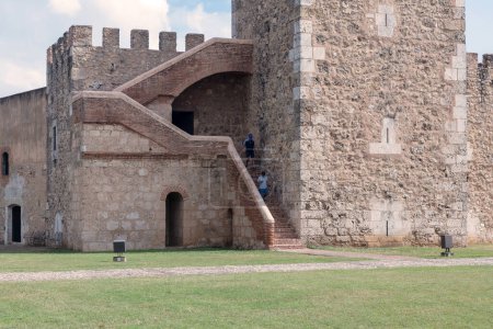 Foto de Santo Domingo, República Dominicana - 28 de diciembre de 2022: Vista de la fortaleza de estilo medieval construida en el siglo XVI, llamada Fortaleza Ozama, Santo Domingo, República Dominicana. - Imagen libre de derechos
