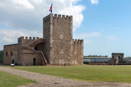 Foto de Santo Domingo, República Dominicana - 28 de diciembre de 2022: Vista de la fortaleza de estilo medieval construida en el siglo XVI, llamada Fortaleza Ozama, Santo Domingo, República Dominicana. - Imagen libre de derechos