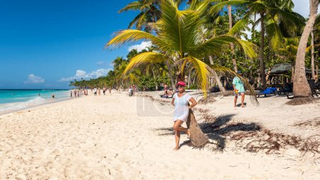 Téléchargez les photos : Île de Saona, République dominicaine - 2 janvier 2023 : Voir les touristes sur la plage de l'île de Saona en République dominicaine. - en image libre de droit