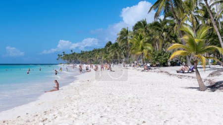Téléchargez les photos : Saona Island, Dominican Republic - January 2, 2023: View the tourists on the beach at Saona island in the Dominican Republic. - en image libre de droit