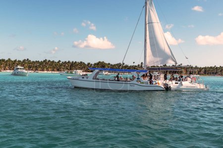 Téléchargez les photos : View the sailboats in the Caribbean near the coastline of the Saona Island of the Dominican Republic. - en image libre de droit