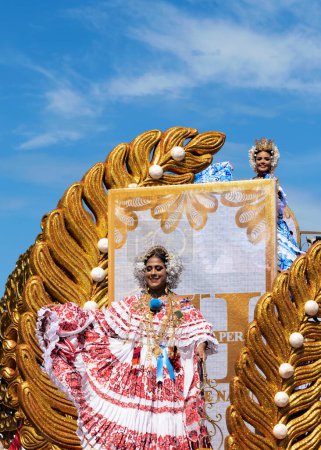 Téléchargez les photos : Las Tablas, Panama - 11 janvier 2023 : Des gens défilent et jouent au 1000 Polleras Parade, connu sous le nom de "Desfile De Las Mill Polleras" à Las Tablas, Panama. - en image libre de droit