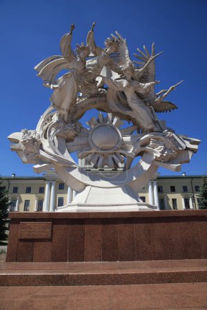 Téléchargez les photos : Khmelnytskyi Regional State (Military) Administration, un bâtiment avec des colonnes, en face de laquelle la composition sculpturale monumentale Vira. J'espère. Amour ". L'auteur de l'œuvre est l'artiste populaire d'Ukraine Mykola Mazur. - en image libre de droit