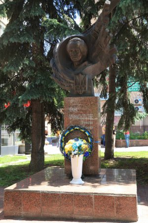 Téléchargez les photos : Monument au grand homme politique et politique ukrainien, le dissident Chornovol Vyacheslav Maksymovitch dans la ville de Khmelnytskyi, Ukraine. - en image libre de droit