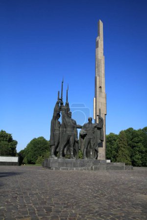 Foto de El Monumento a la Gloria Eterna cerca del Arboreto de Podillia es el monumento más grande al Ejército Soviético en Khmelnytskyi, Ucrania, erigido en 1983. Cerca del monumento - estela con los nombres de los generales soviéticos Zhukov, Vatutin, Krayniukov, Bogolyubov - Imagen libre de derechos