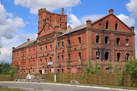 Foto de El molino Starokostyantyniv, el molino rojo, es un molino de agua histórico en la ciudad de Starokostyantyniv en la región de Khmelnytskyi, construido en 1905. Es considerado uno de los monumentos más llamativos de la arquitectura industrial moderna en Ucrania. - Imagen libre de derechos