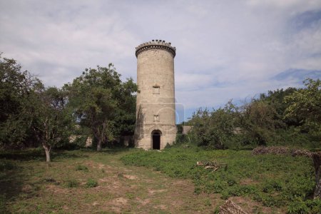 Foto de Torre de agua de 25 m de altura, en el territorio del Palacio de Orlovsky, en el pueblo de Maliivtsi, distrito de Dunayevetsky, región de Khmelnytskyi, Ucrania, - Imagen libre de derechos