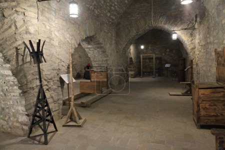 Foto de La cámara de tortura Instrumentos de tortura de la Edad Media en el sótano de la fortaleza de Khotyn, región de Chernivtsi, Ucrania - Imagen libre de derechos