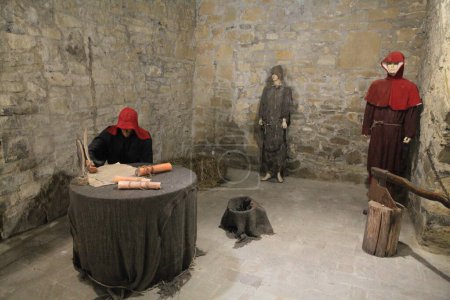 Téléchargez les photos : La chambre de torture Instruments de torture du Moyen Âge dans le sous-sol de la forteresse de Khotyn, région de Tchernivtsi, Ukraine - en image libre de droit