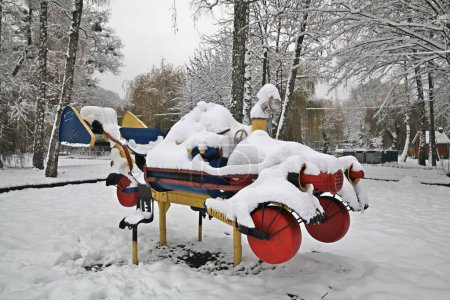 Téléchargez les photos : Sculptures de l'artiste populaire d'Ukraine, monumentaliste, sculpteur Mykola Mazur dans le parc enneigé d'hiver nommé d'après Chekman dans la ville de Khmelnytskyi, Ukraine. - en image libre de droit