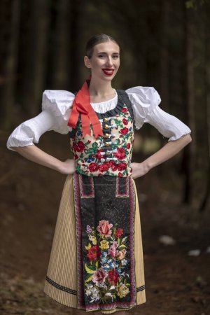Téléchargez les photos : Jeune belle femme slovaque en robe traditionnelle. Folklorique slovaque - en image libre de droit