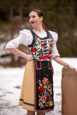 Foto de Joven mujer eslovaca hermosa en vestido tradicional. Folclore eslovaco - Imagen libre de derechos