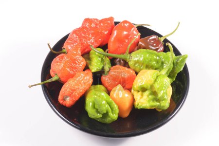 Foto de Chile peppers Capsicum chinense on black plate - Imagen libre de derechos