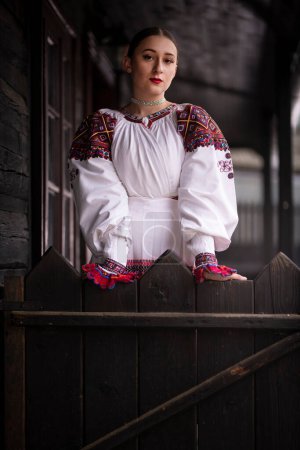 Téléchargez les photos : Jeune belle femme slovaque en robe traditionnelle. Folklorique slovaque - en image libre de droit