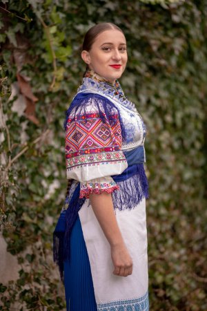 Foto de Joven mujer eslovaca hermosa en vestido tradicional. Folclore eslovaco - Imagen libre de derechos