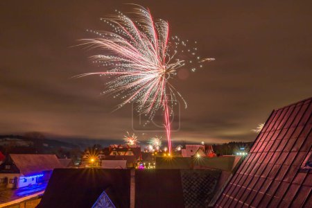 Foto de Año Nuevo espectáculo de fuegos artificiales en las montañas de Tatra, Zakopane - Imagen libre de derechos