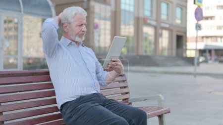 Foto de Portrait of Disappointed BusinessSenior Old Man Reacting to Loss Outdoor - Imagen libre de derechos