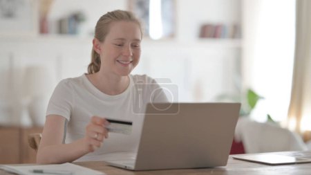 Foto de Mujer joven haciendo el pago en línea con éxito en el ordenador portátil - Imagen libre de derechos