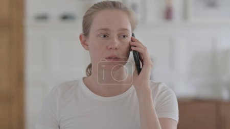 Foto de Young Woman Talking on Phone, Discussing and Negotiating - Imagen libre de derechos